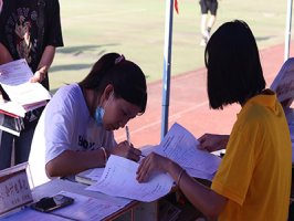 新生报到日里的一道靓丽“风景线”