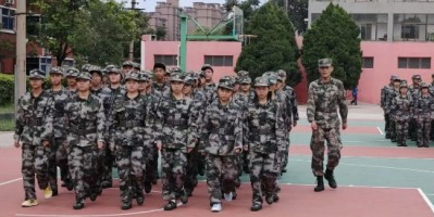 迷彩方阵踏歌行！新乡文理 2025 级军训会演燃动校园.
